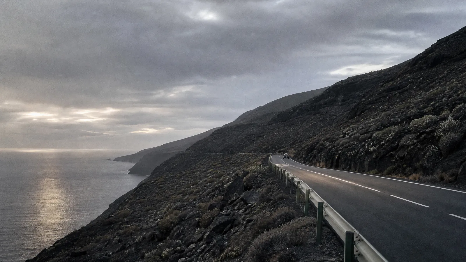 Carretera de El Hierro entre roca volcánica y el mar, al amanecer